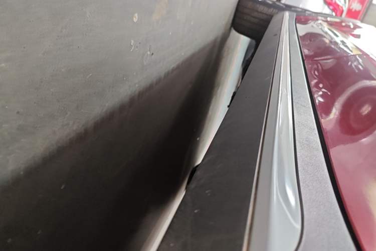 Used Roewe RX5 2018 30T Two-Wheel Drive Automatic Internet Platinum Edition Left Side Sill