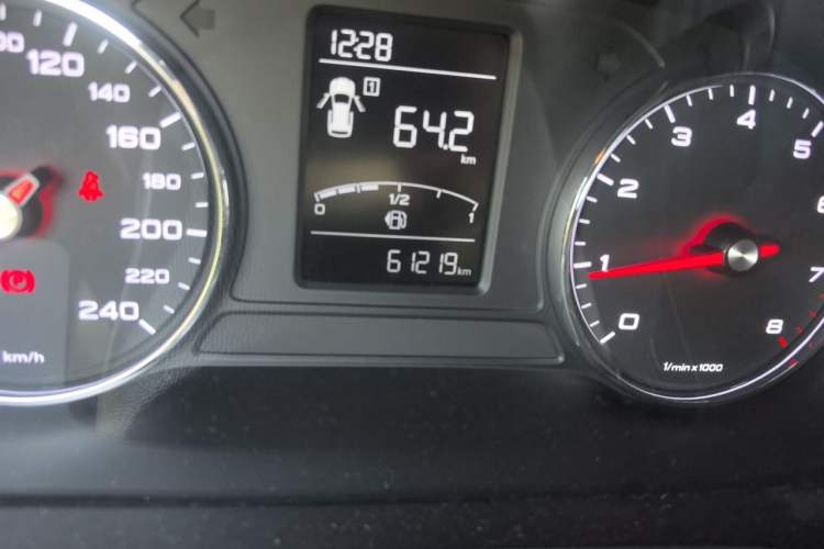 Used Roewe RX5 2018 20T Two-Wheel Drive Manual Flagship Edition Odometer Close Up