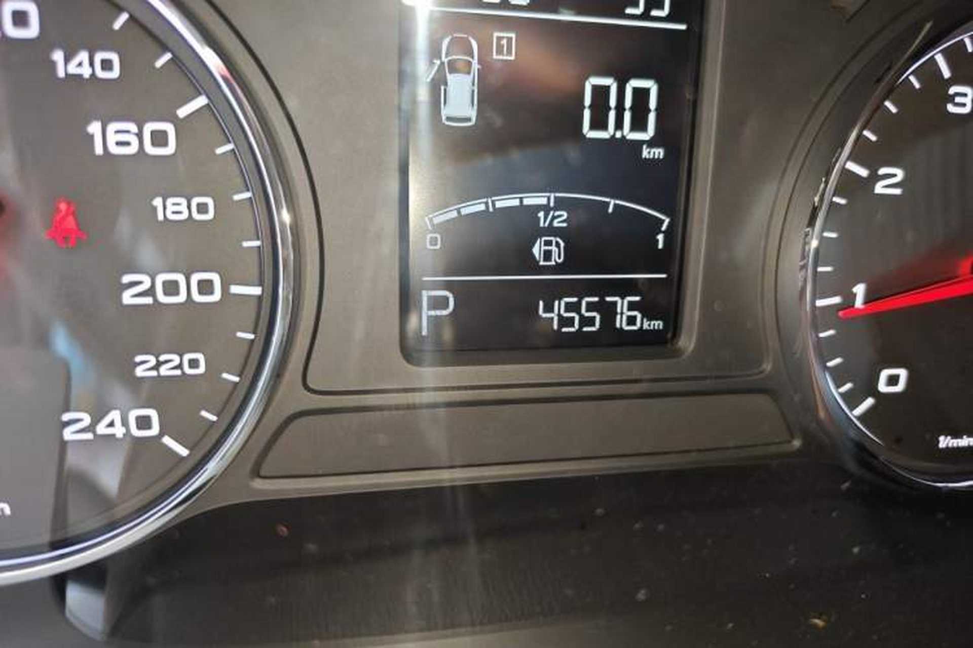 Used Roewe RX5 2018 20T Two-Wheel Drive Automatic Internet Smart Edition Odometer Close Up