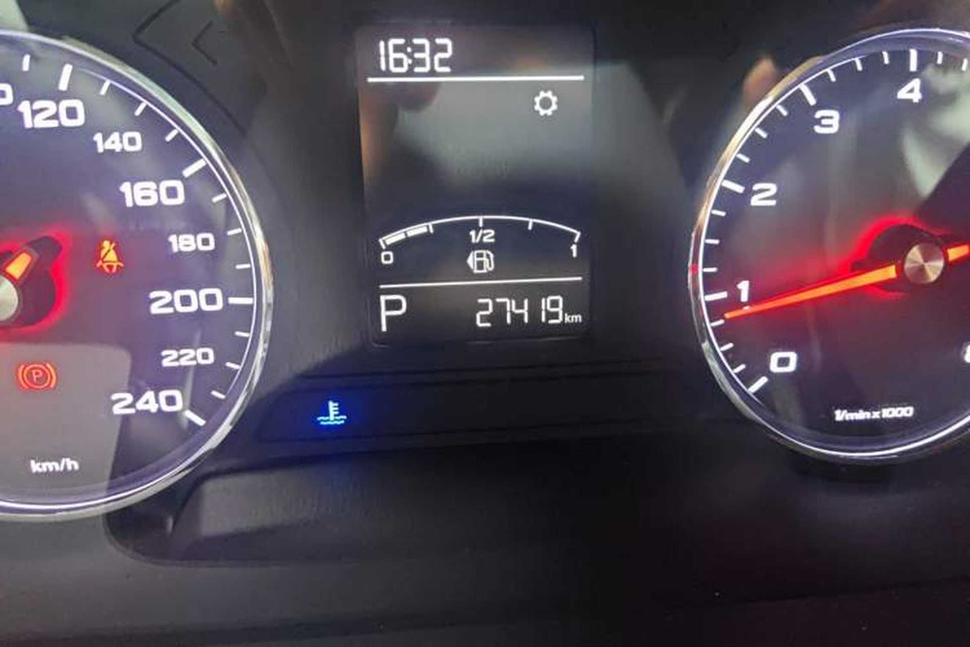 Used Roewe RX5 2018 20T Two-Wheel Drive Automatic Flagship Edition Odometer Close Up