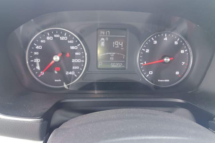 Used Roewe RX5 2018 20T Two-Wheel Drive Automatic Flagship Edition Odometer Close Up