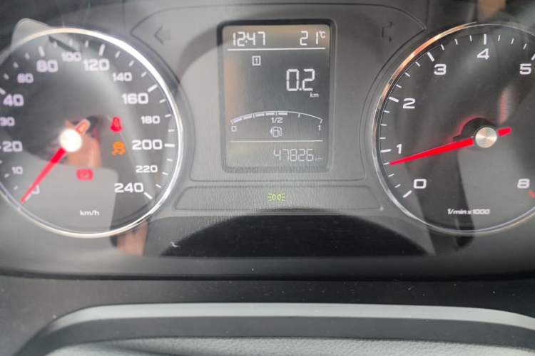 Used Roewe RX5 2018 20T Two-Wheel Drive Manual Internet Smart Edition Odometer Close Up