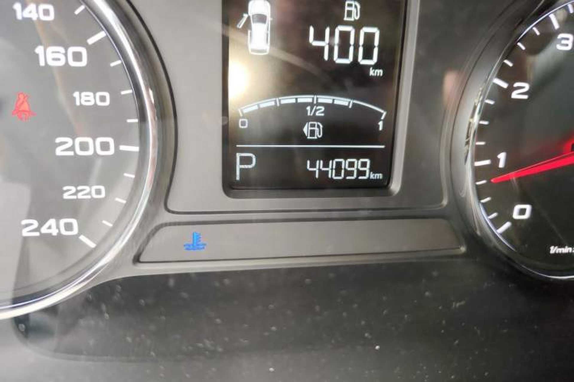 Used Roewe RX5 2018 20T Two-Wheel Drive Automatic Flagship Edition Odometer Close Up