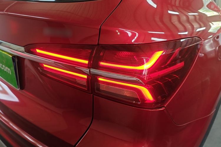 Used Roewe RX5 2018 30T Two-Wheel Drive Automatic Internet Platinum Edition Right Rear Taillight