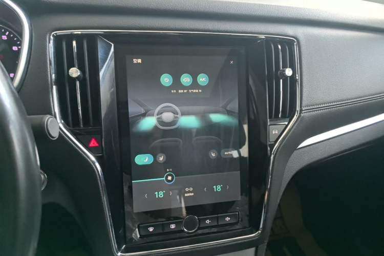 Used Roewe RX5 2018 20T Two-Wheel Drive Manual Internet Smart Edition Audio And AC Panel