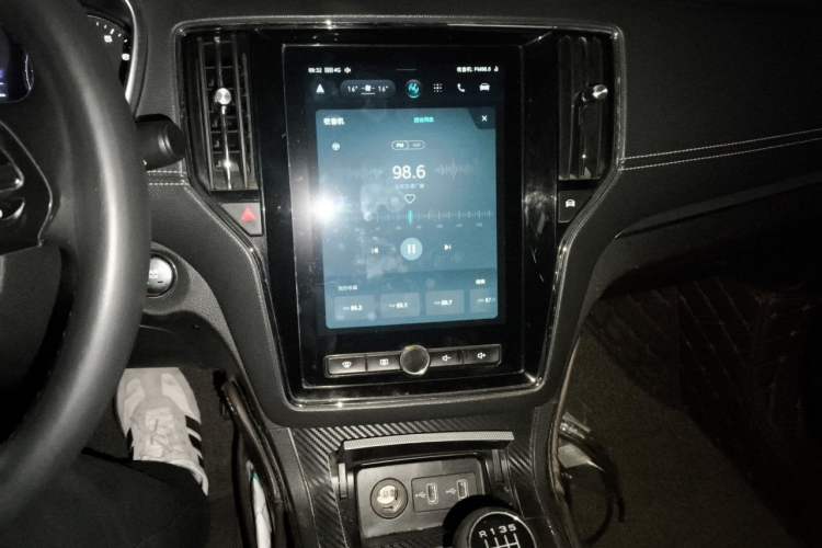 Used Roewe RX5 2018 20T Two-Wheel Drive Manual Internet Smart Edition Audio And AC Panel