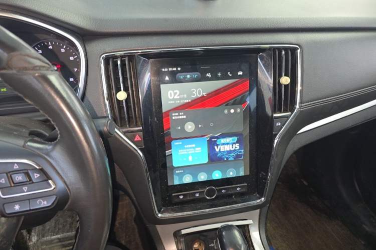 Used Roewe RX5 2018 20T Two-Wheel Drive Automatic Internet Smart Edition Audio And AC Panel