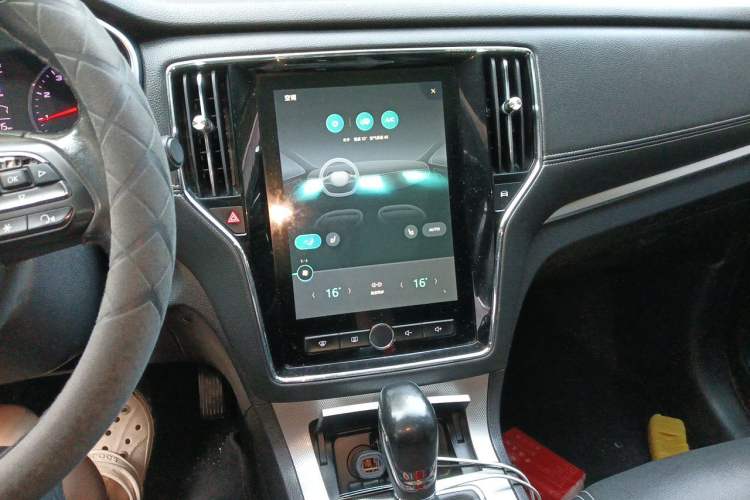 Used Roewe RX5 2018 20T Two-Wheel Drive Automatic Internet Smart Edition Audio And AC Panel