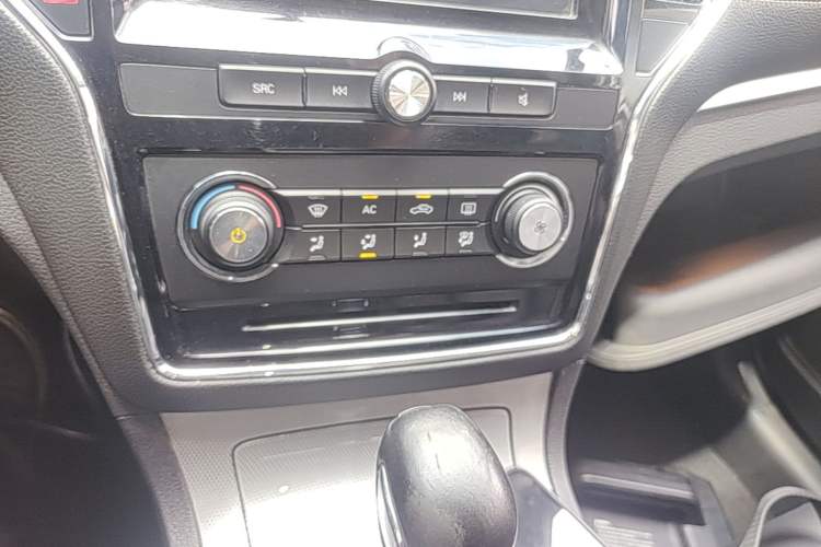 Used Roewe RX5 2018 20T Two-Wheel Drive Automatic Flagship Edition Audio And AC Panel