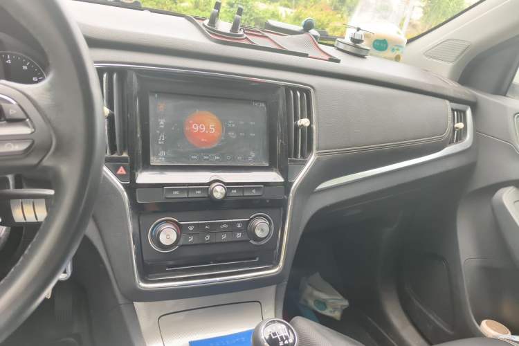Used Roewe RX5 2018 20T Two-Wheel Drive Manual Flagship Edition Audio And AC Panel