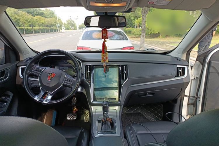 Used Roewe RX5 2018 30T Two-Wheel Drive Automatic Internet Platinum Edition Center Console