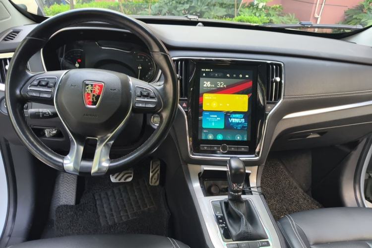 Used Roewe RX5 2018 30T Two-Wheel Drive Automatic Internet Platinum Edition Center Console