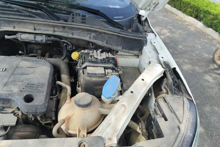 Used Roewe RX5 2018 20T Two-Wheel Drive Manual Flagship Edition Engine Bay Left