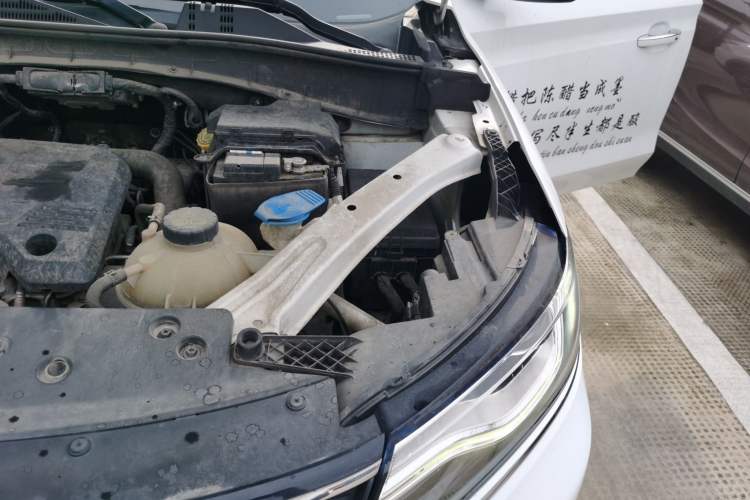 Used Roewe RX5 2018 20T Two-Wheel Drive Manual Internet Smart Edition Engine Bay Left