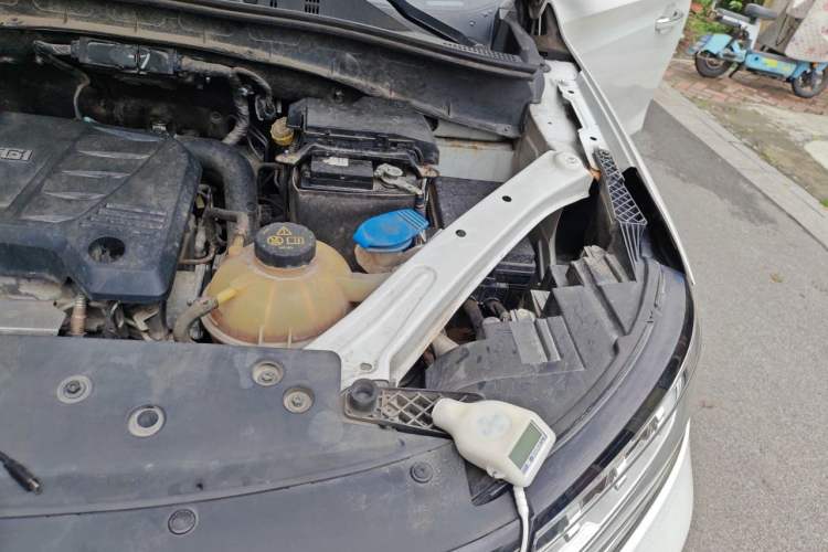 Used Roewe RX5 2018 20T Two-Wheel Drive Manual Internet Elite Edition Engine Bay Left