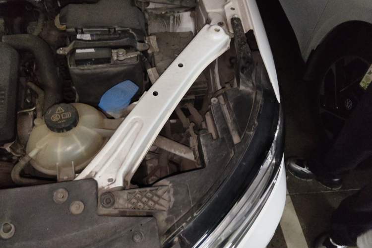 Used Roewe RX5 2018 20T Two-Wheel Drive Manual Flagship Edition Engine Bay Left