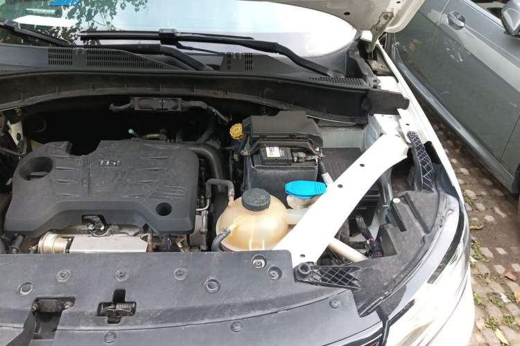 Used Roewe RX5 2018 20T Two-Wheel Drive Automatic Internet Smart Edition Engine Bay Left