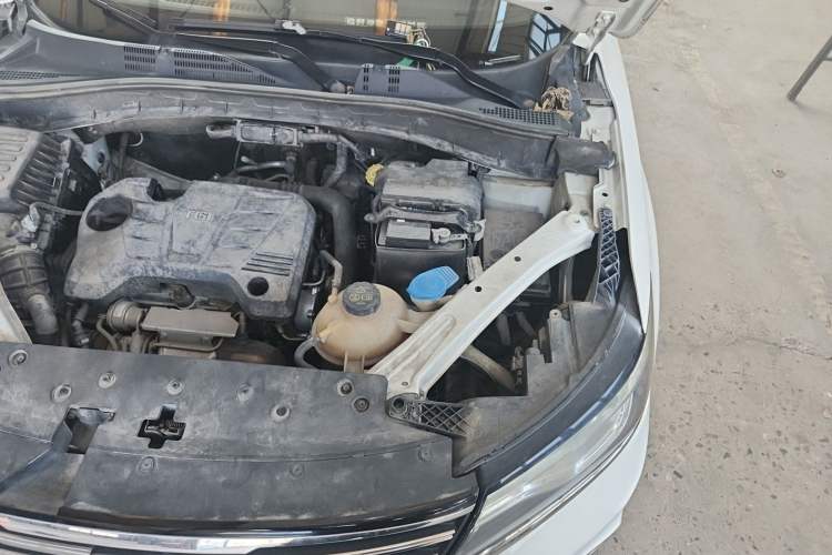 Used Roewe RX5 2018 20T Two-Wheel Drive Manual Flagship Edition Engine Bay Left