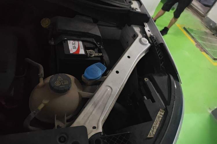 Used Roewe RX5 2018 20T Two-Wheel Drive Manual Internet Smart Edition Engine Bay Left
