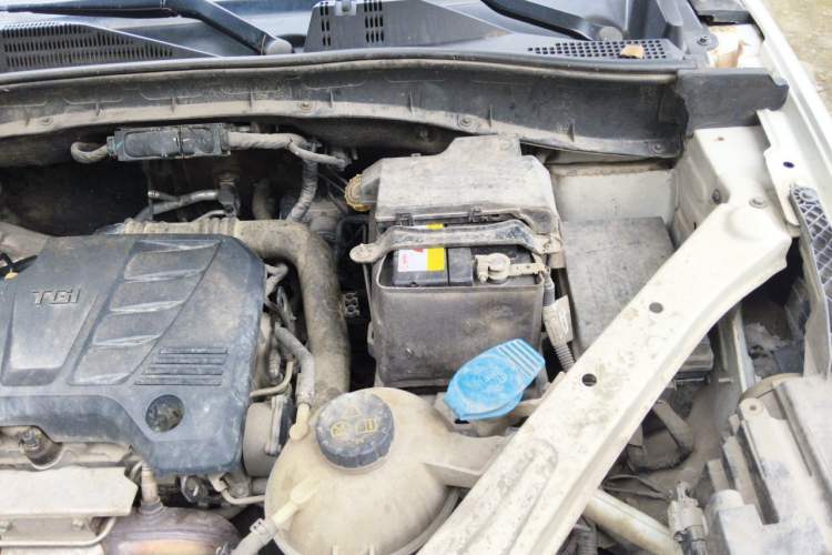 Used Roewe RX5 2018 20T Two-Wheel Drive Manual Internet Smart Edition Engine Bay Left