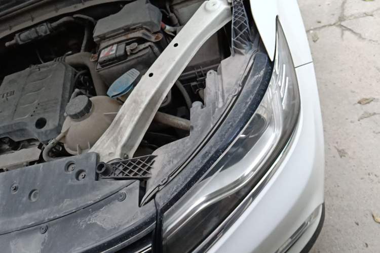 Used Roewe RX5 2018 20T Two-Wheel Drive Manual Flagship Edition Engine Bay Left