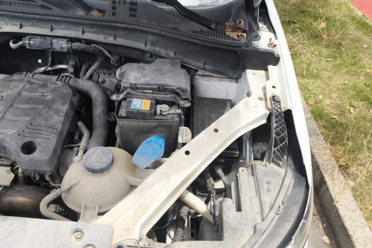 Used Roewe RX5 2018 20T Two-Wheel Drive Manual Flagship Edition Engine Bay Left