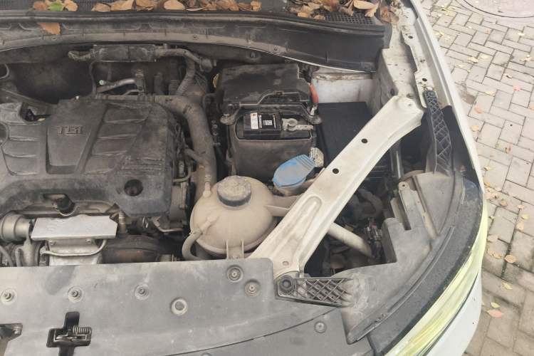 Used Roewe RX5 2018 20T Two-Wheel Drive Automatic Internet Smart Edition Engine Bay Left
