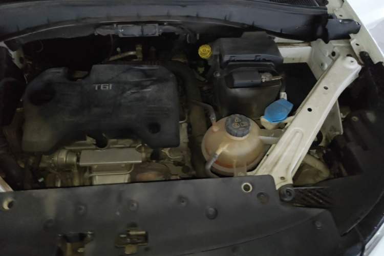 Used Roewe RX5 2018 20T Two-Wheel Drive Manual Flagship Edition Engine Bay Left