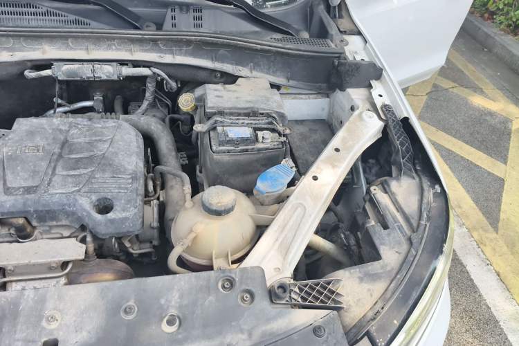 Used Roewe RX5 2018 20T Two-Wheel Drive Manual Flagship Edition Engine Bay Left
