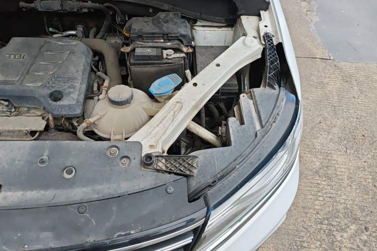 Used Roewe RX5 2018 20T Two-Wheel Drive Manual Flagship Edition Engine Bay Left
