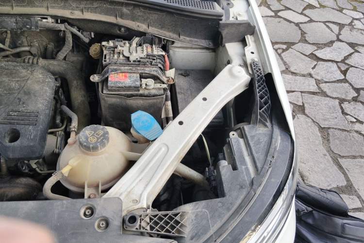 Used Roewe RX5 2018 20T Two-Wheel Drive Manual Internet Smart Edition Engine Bay Left
