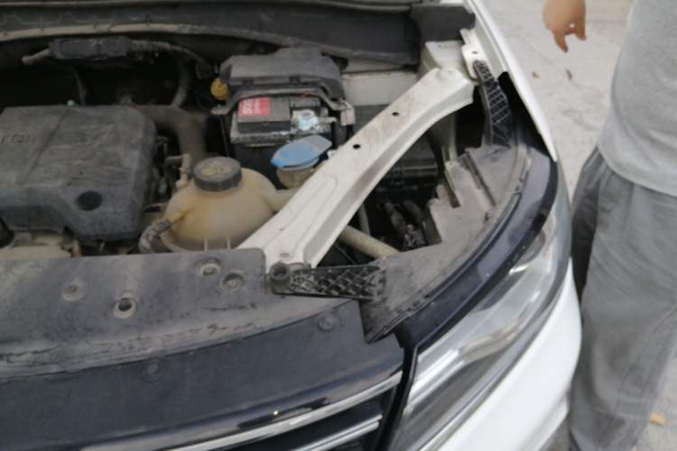 Used Roewe RX5 2018 20T Two-Wheel Drive Manual Internet Smart Edition Engine Bay Left