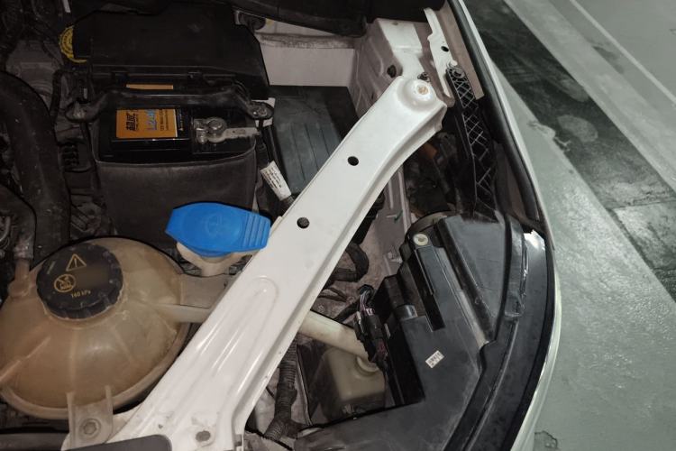 Used Roewe RX5 2018 20T Two-Wheel Drive Manual Flagship Edition Engine Bay Left