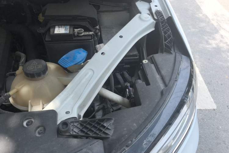 Used Roewe RX5 2018 20T Two-Wheel Drive Manual Internet Smart Edition Engine Bay Left