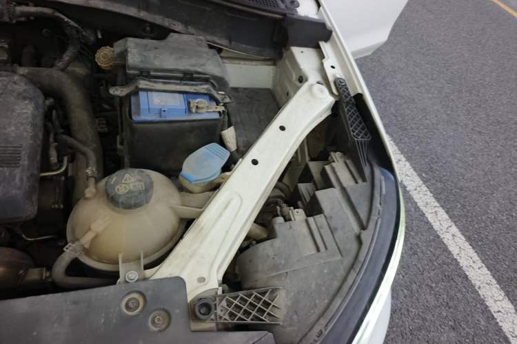 Used Roewe RX5 2018 20T Two-Wheel Drive Manual Internet Elite Edition Engine Bay Left