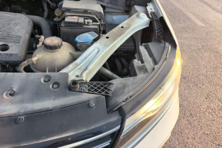 Used Roewe RX5 2018 20T Two-Wheel Drive Manual Flagship Edition Engine Bay Left