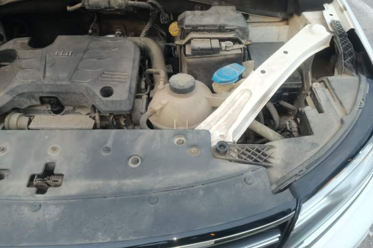 Used Roewe RX5 2018 20T Two-Wheel Drive Manual Flagship Edition Engine Bay Left