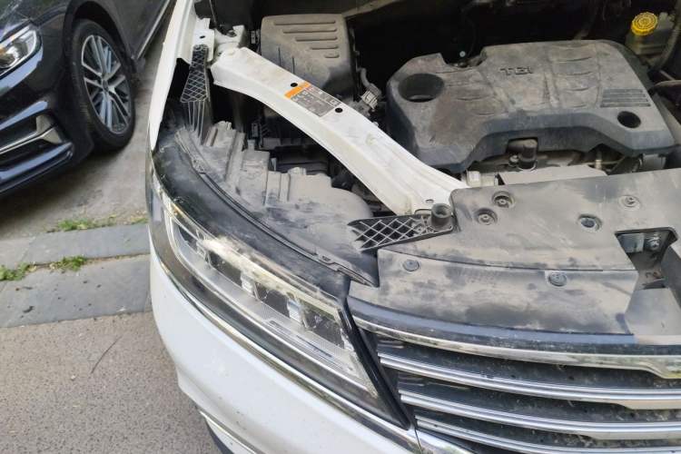 Used Roewe RX5 2018 20T Two-Wheel Drive Manual Internet Elite Edition Engine Bay Right
