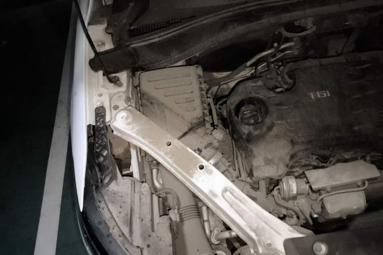 Used Roewe RX5 2018 20T Two-Wheel Drive Manual Internet Smart Edition Engine Bay Right