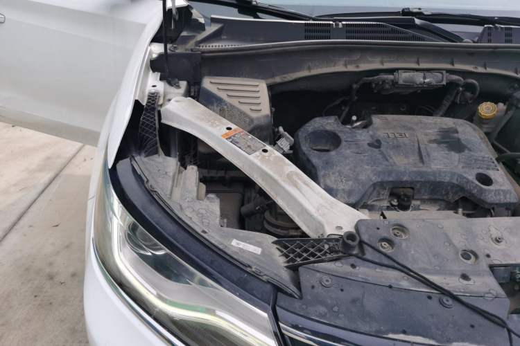 Used Roewe RX5 2018 20T Two-Wheel Drive Manual Internet Smart Edition Engine Bay Right