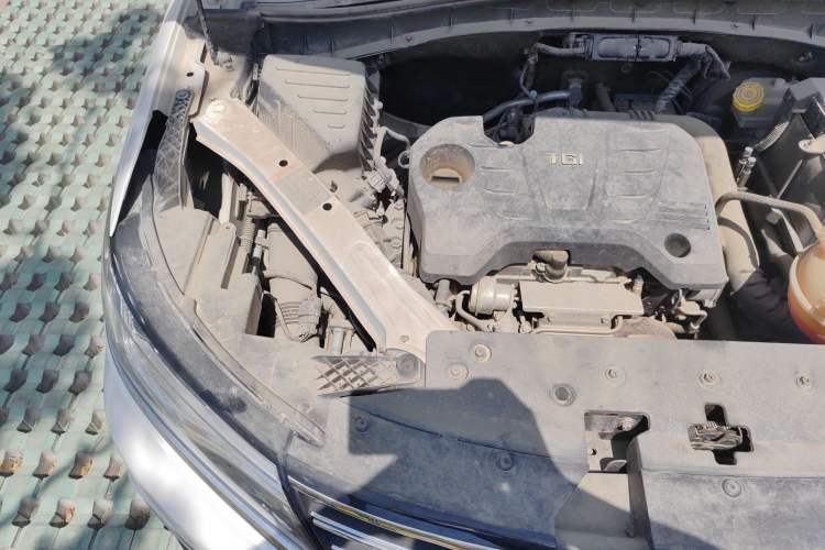 Used Roewe RX5 2018 20T Two-Wheel Drive Automatic Flagship Edition Engine Bay Right