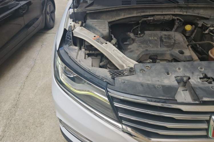 Used Roewe RX5 2018 20T Two-Wheel Drive Automatic Flagship Edition Engine Bay Right