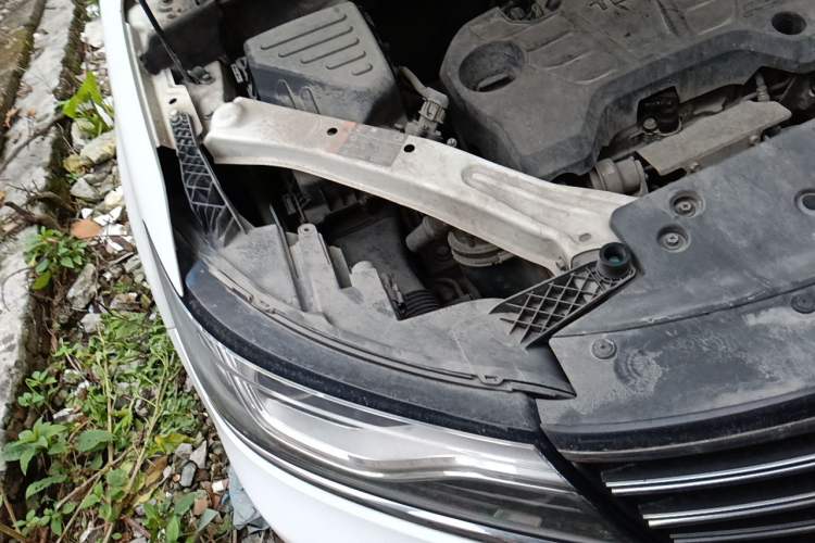 Used Roewe RX5 2018 20T Two-Wheel Drive Manual Flagship Edition Engine Bay Right