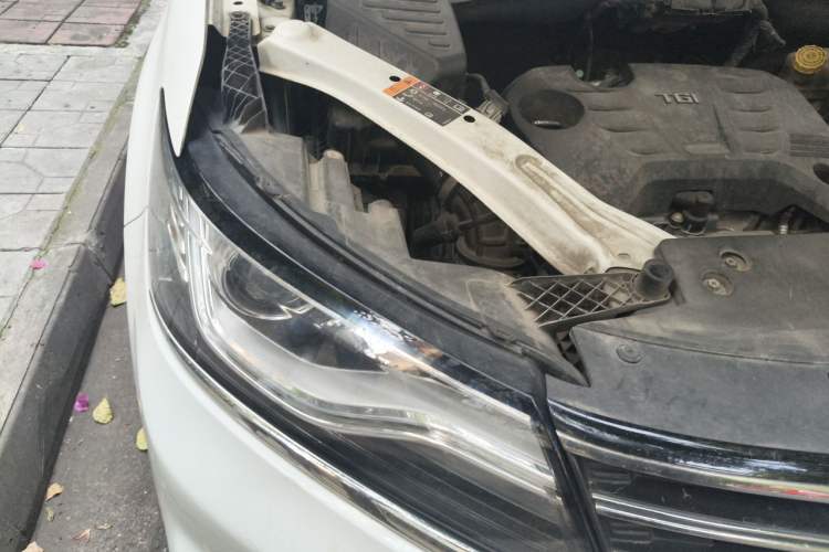 Used Roewe RX5 2018 20T Two-Wheel Drive Automatic Flagship Edition Engine Bay Right