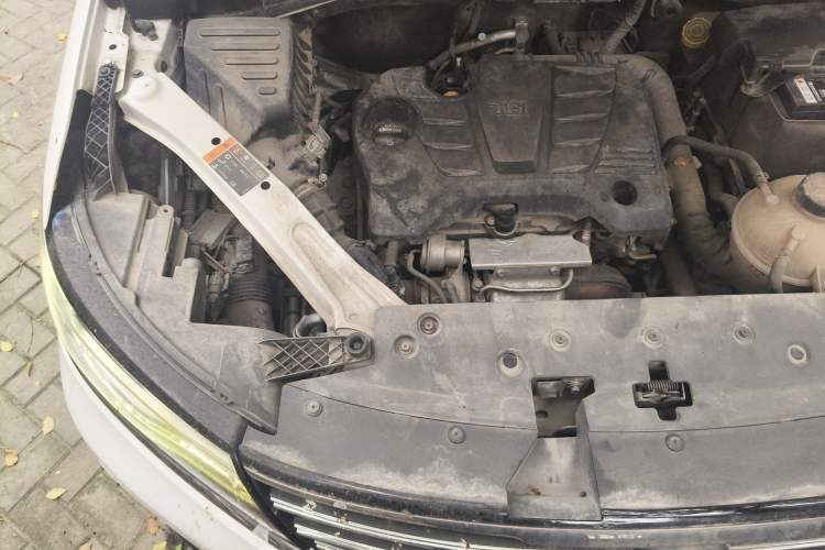Used Roewe RX5 2018 20T Two-Wheel Drive Automatic Internet Smart Edition Engine Bay Right