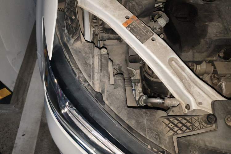 Used Roewe RX5 2018 20T Two-Wheel Drive Automatic Flagship Edition Engine Bay Right