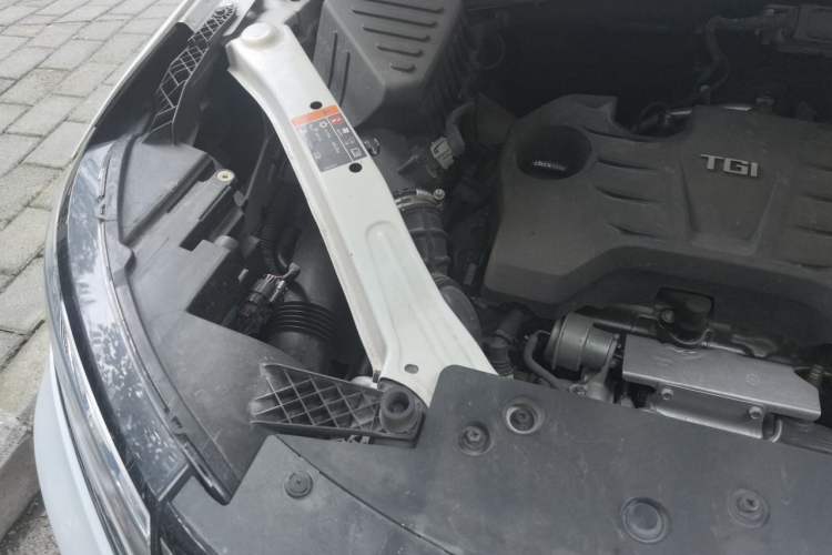 Used Roewe RX5 2018 20T Two-Wheel Drive Manual Internet Smart Edition Engine Bay Right