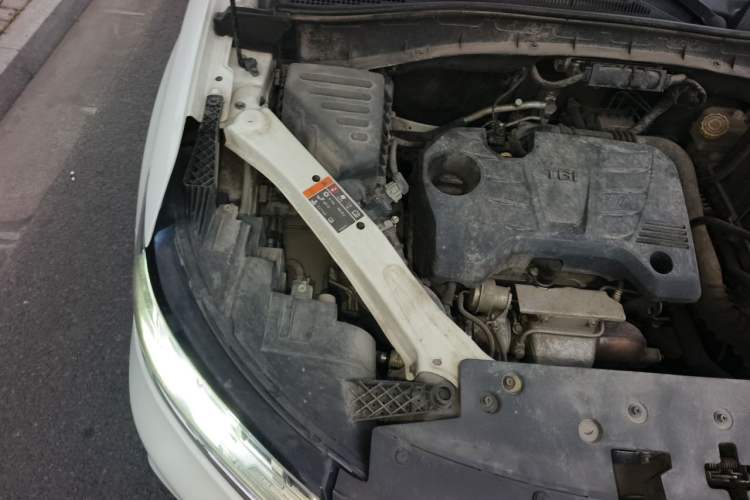 Used Roewe RX5 2018 20T Two-Wheel Drive Manual Internet Elite Edition Engine Bay Right