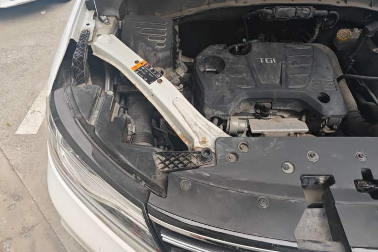 Used Roewe RX5 2018 20T Two-Wheel Drive Automatic Flagship Edition Engine Bay Right