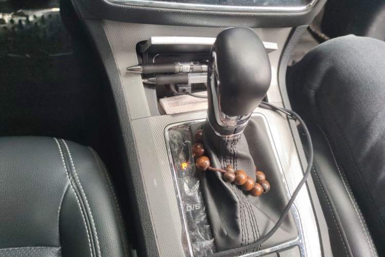 Used Roewe RX5 2018 20T Two-Wheel Drive Automatic Internet Smart Edition Gear Lever